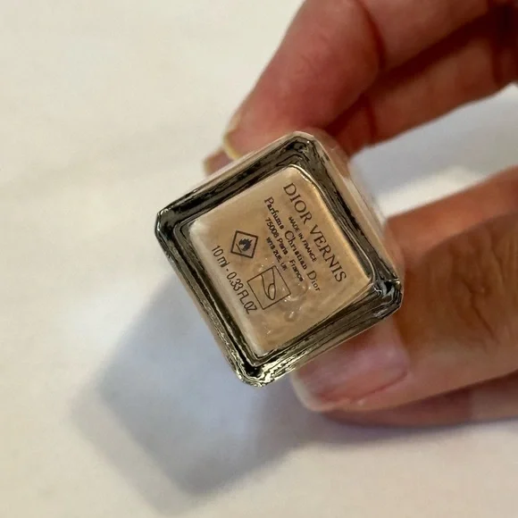 Dior Cashmere 402 Nail Lacquer in Beige/Nude - Picture 2 of 5